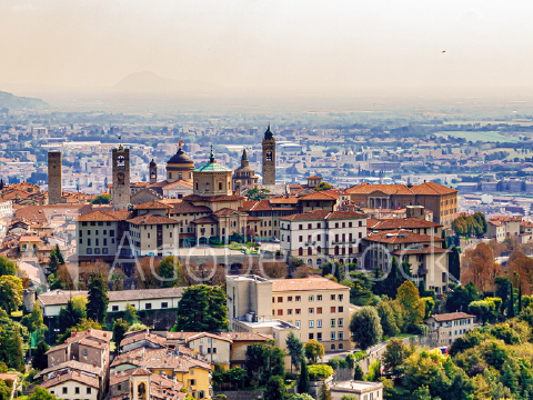 La Piazza con accesso a Borgo Santa Caterina di Bergamo