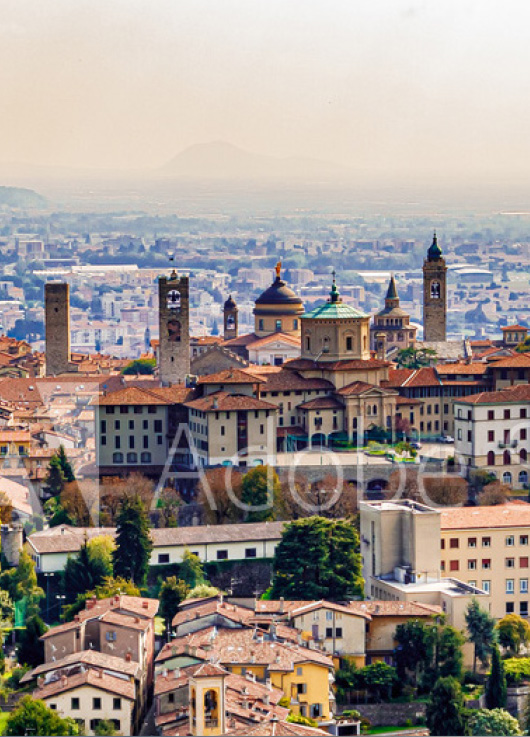 La Piazza con accesso a Borgo Santa Caterina di Bergamo